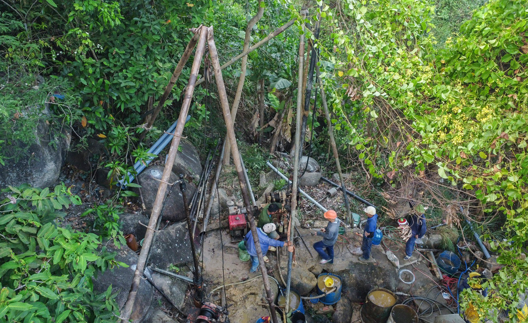 Cận cảnh những mũi khoan xuyên núi gia cố hầm Bãi Gió qua đèo Cả