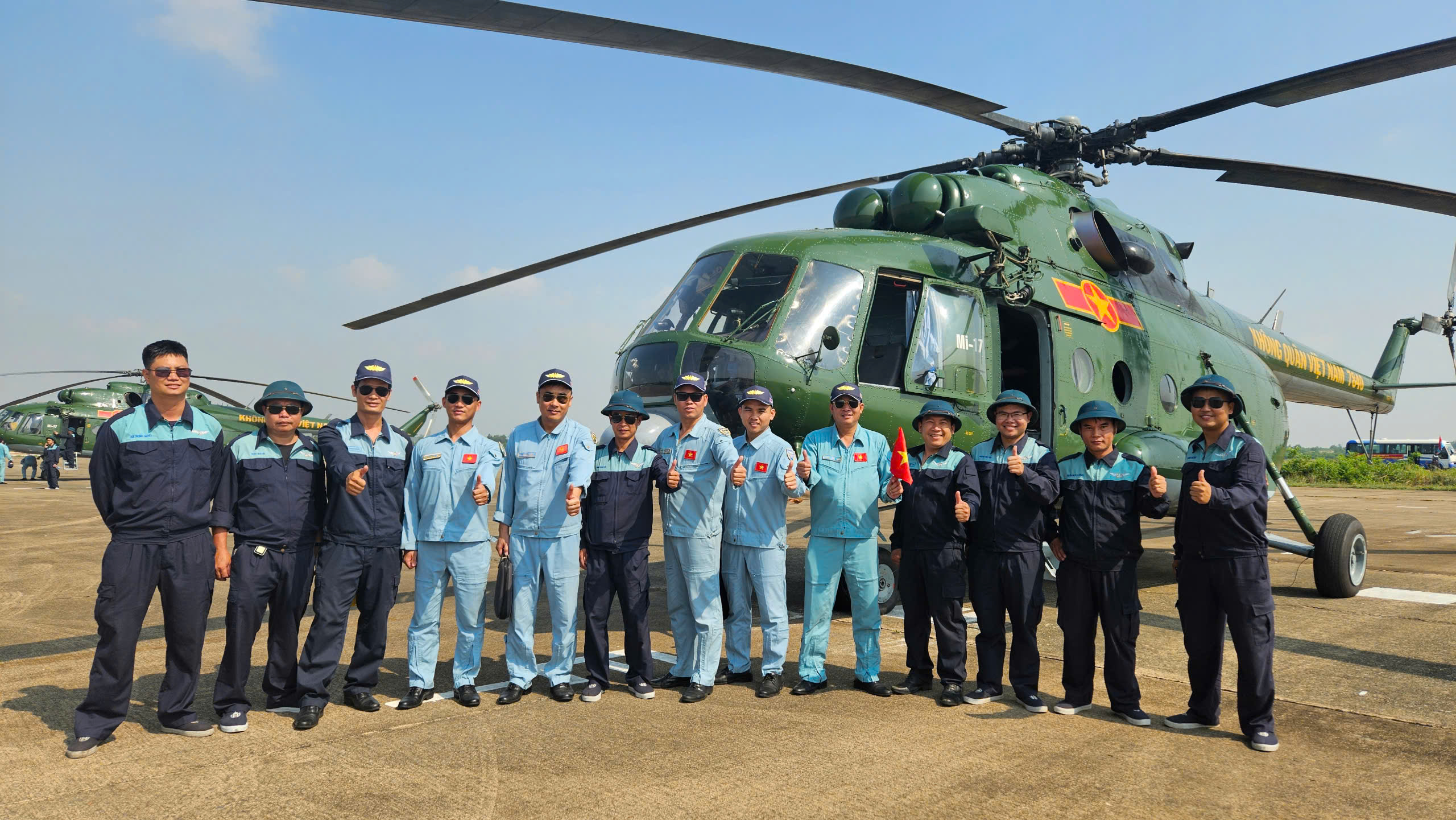 Những 'chàng trai bầu trời' của lực lượng không quân sau màn trình diễn đầy ấn tượng sáng 30-4