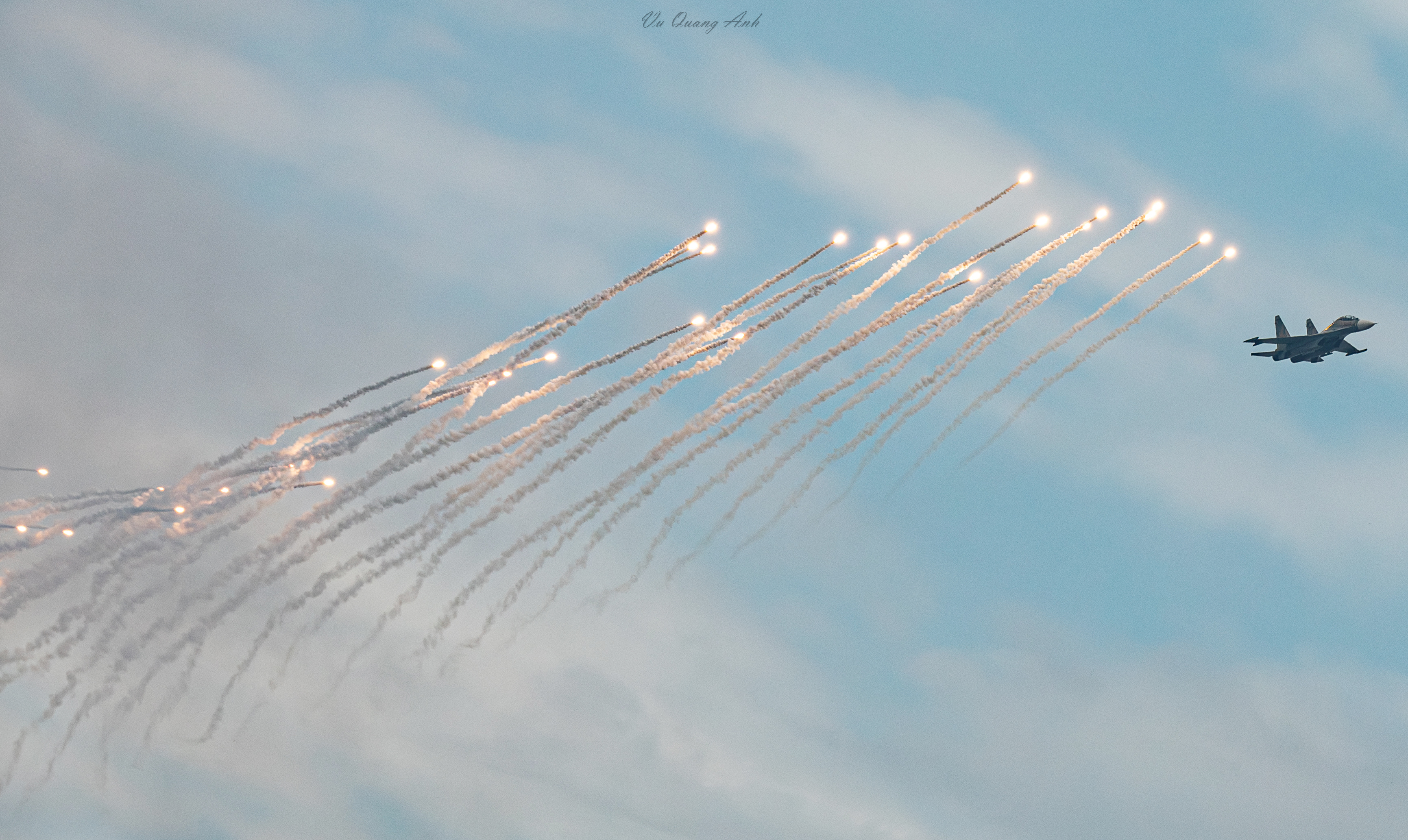 Mãn nhãn màn thả bẫy nhiệt trên bầu trời Ba Đình của 'hổ mang chúa' Su-30MK2