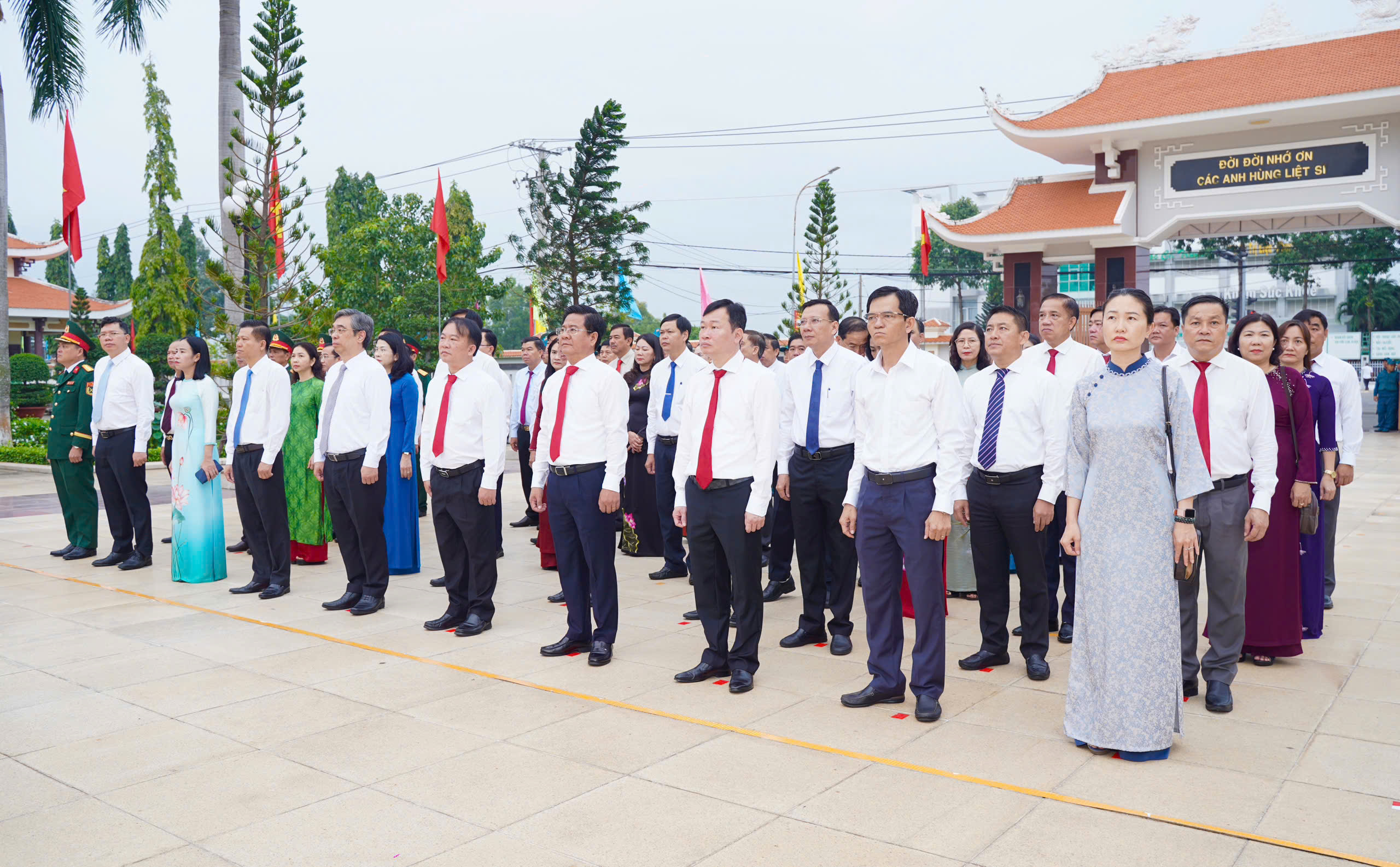 Đoàn đại biểu TP.HCM dâng hoa, tưởng niệm các anh hùng liệt sĩ tại Bình Dương, Bà Rịa - Vũng Tàu (cũ)