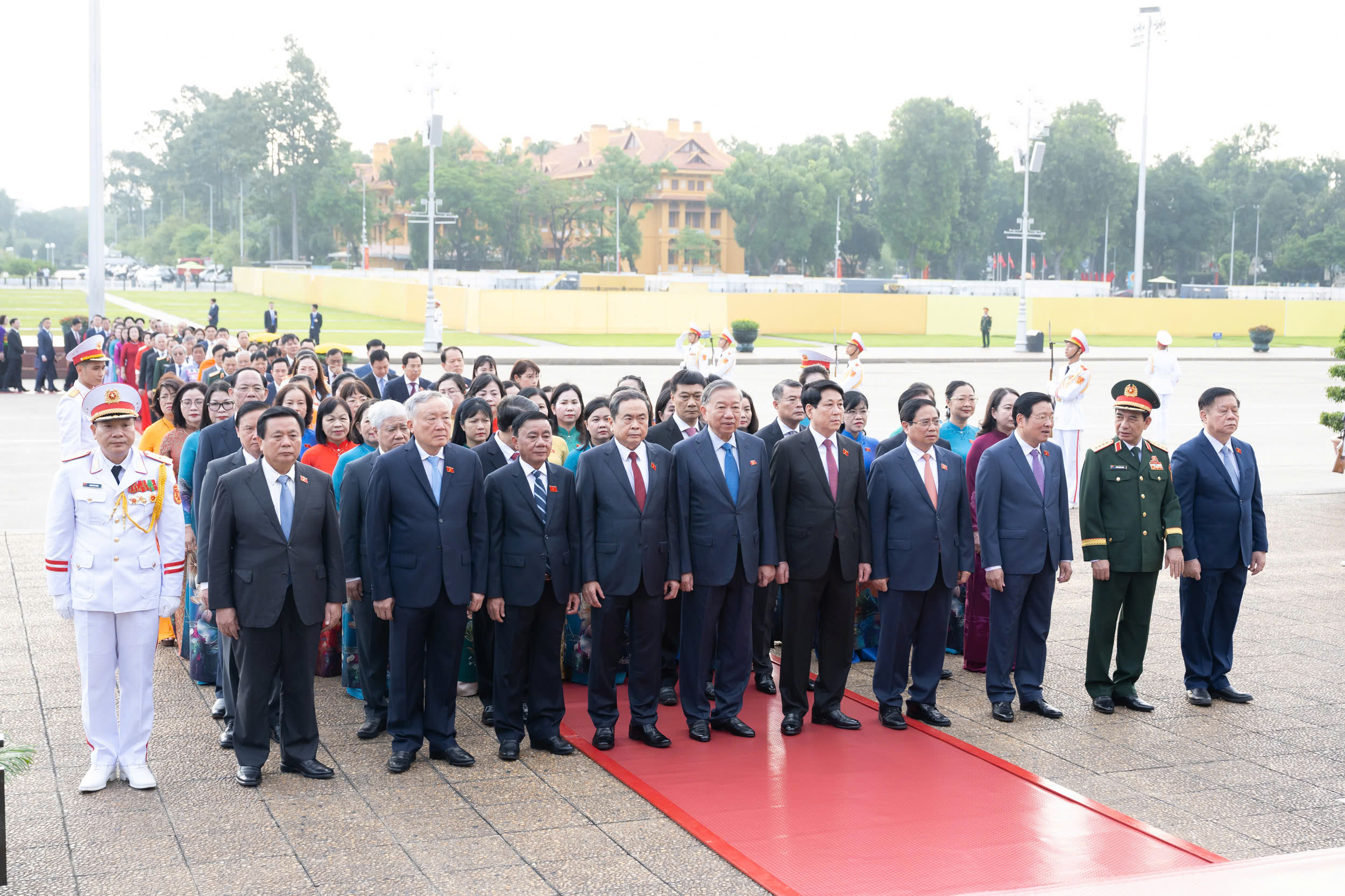 Chùm ảnh: Tổng Bí thư Tô Lâm cùng Lãnh đạo Đảng, Nhà nước và các đại biểu Quốc hội vào Lăng viếng Bác
