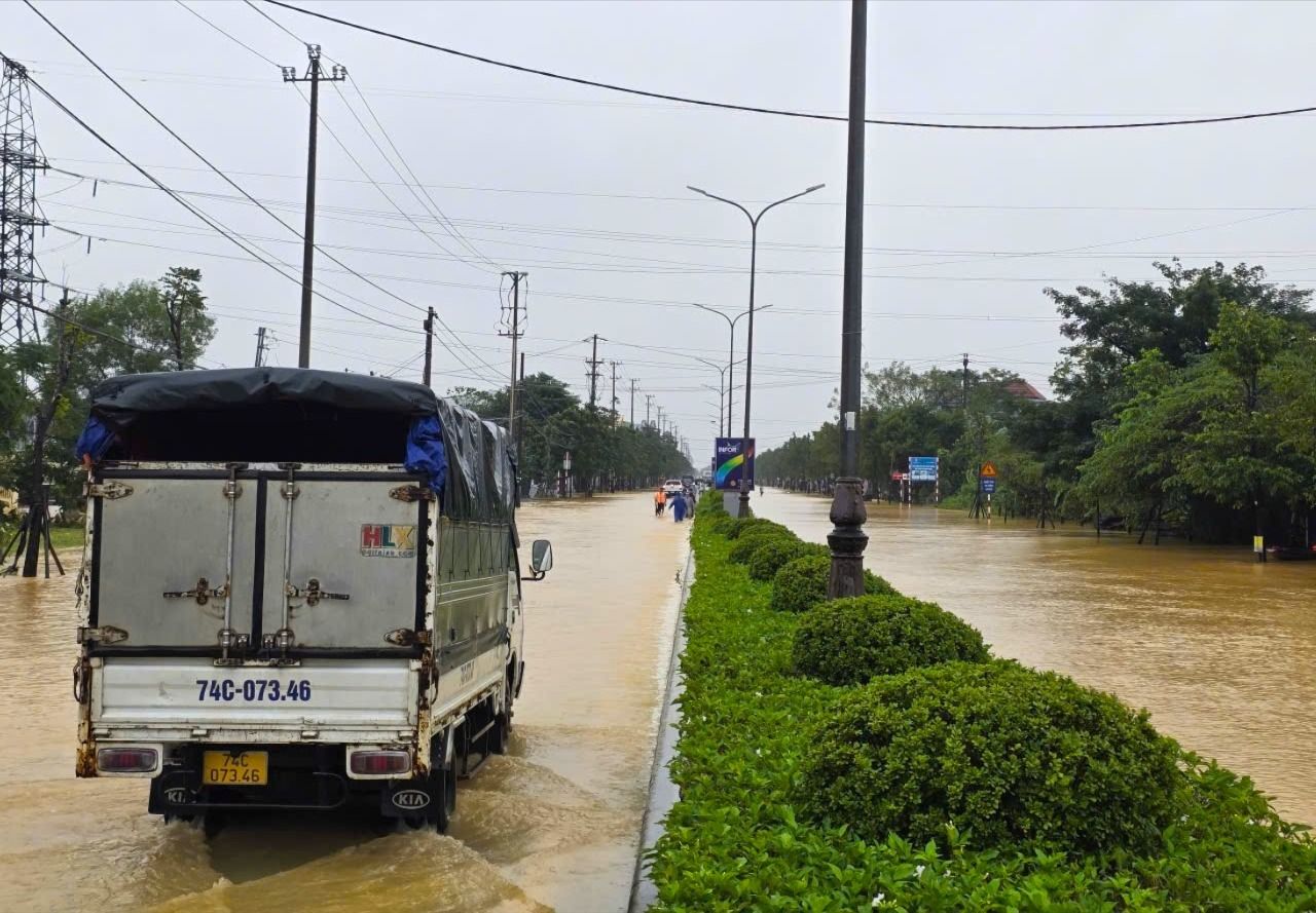 Quốc lộ 1 qua TP Huế tiếp tục bị ngập sâu