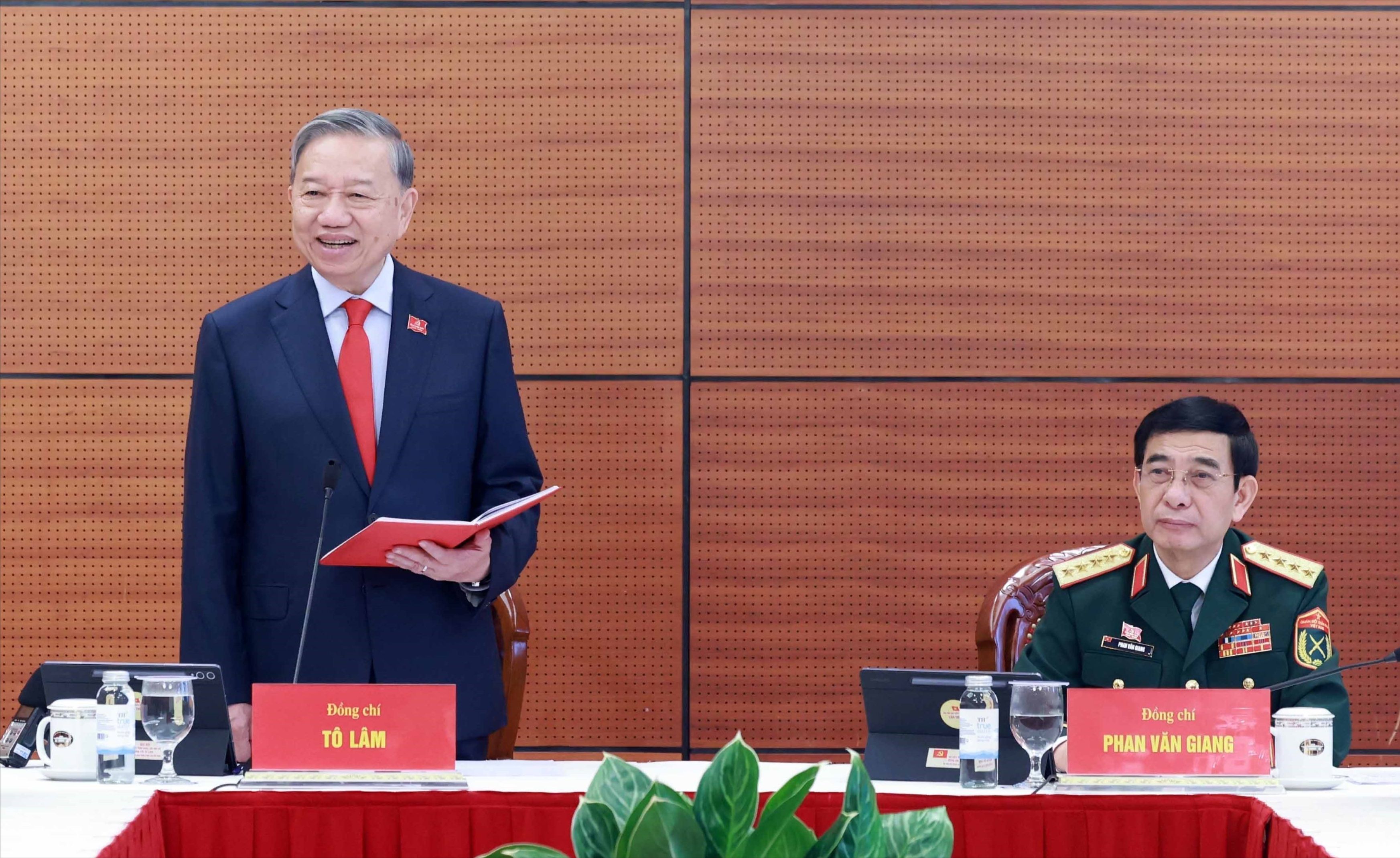 Chùm ảnh: Tổng Bí thư Tô Lâm, Thủ tướng Phạm Minh Chính và đại biểu thảo luận các văn kiện Đại hội XIV