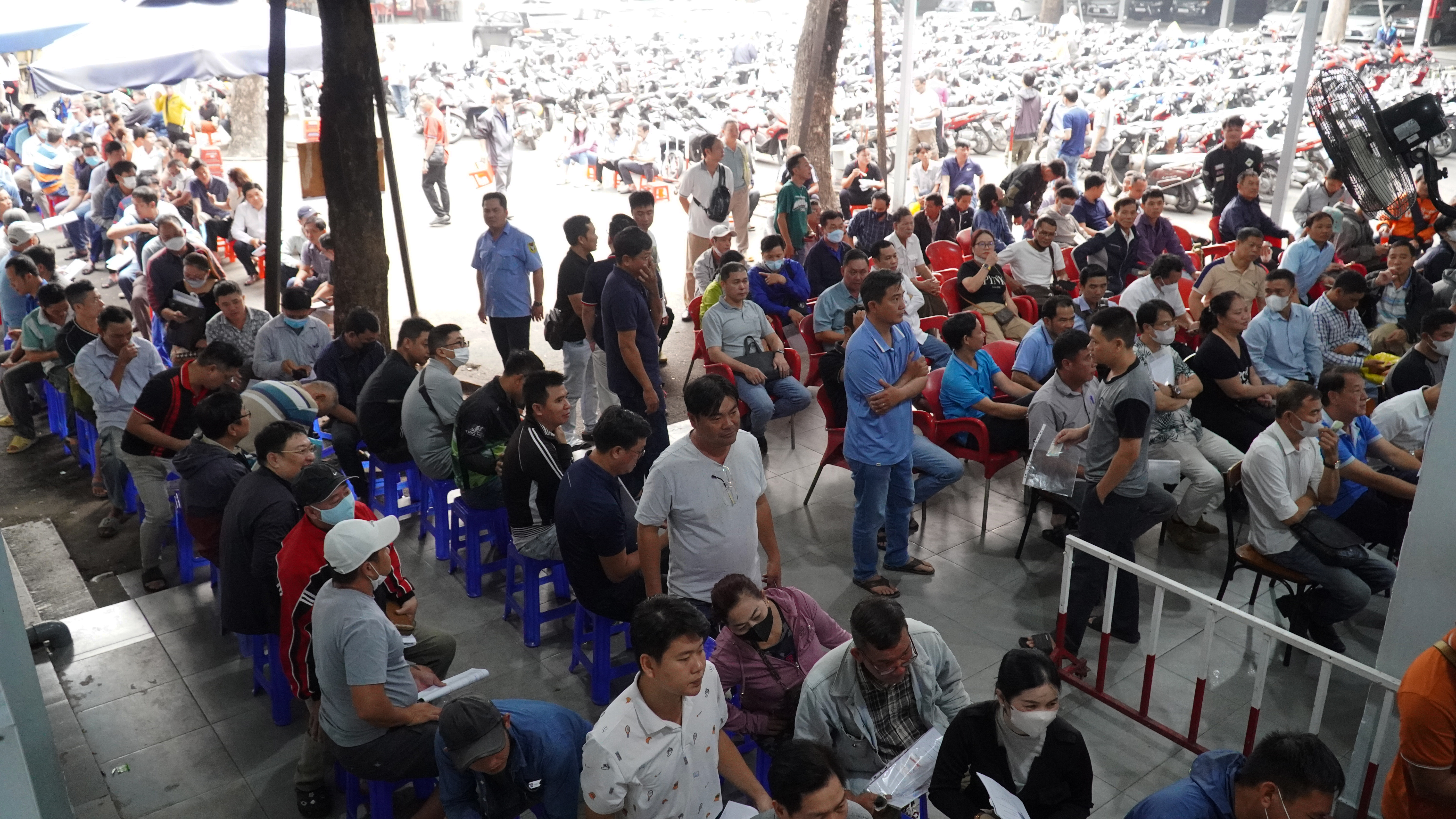 TP.HCM: Người dân vật vã xếp hàng từ 5h sáng, điểm đổi GPLX quá tải