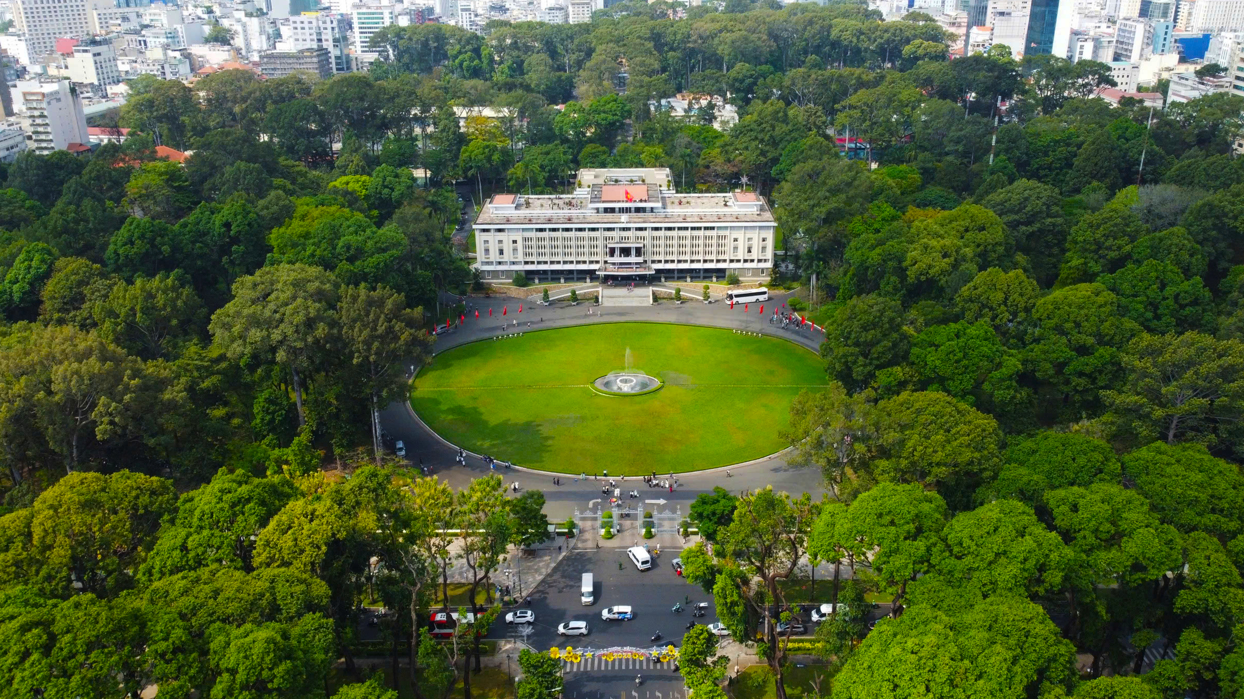 TP.HCM gấp rút thi công khán đài cho lễ kỷ niệm 50 năm ngày thống nhất đất nước