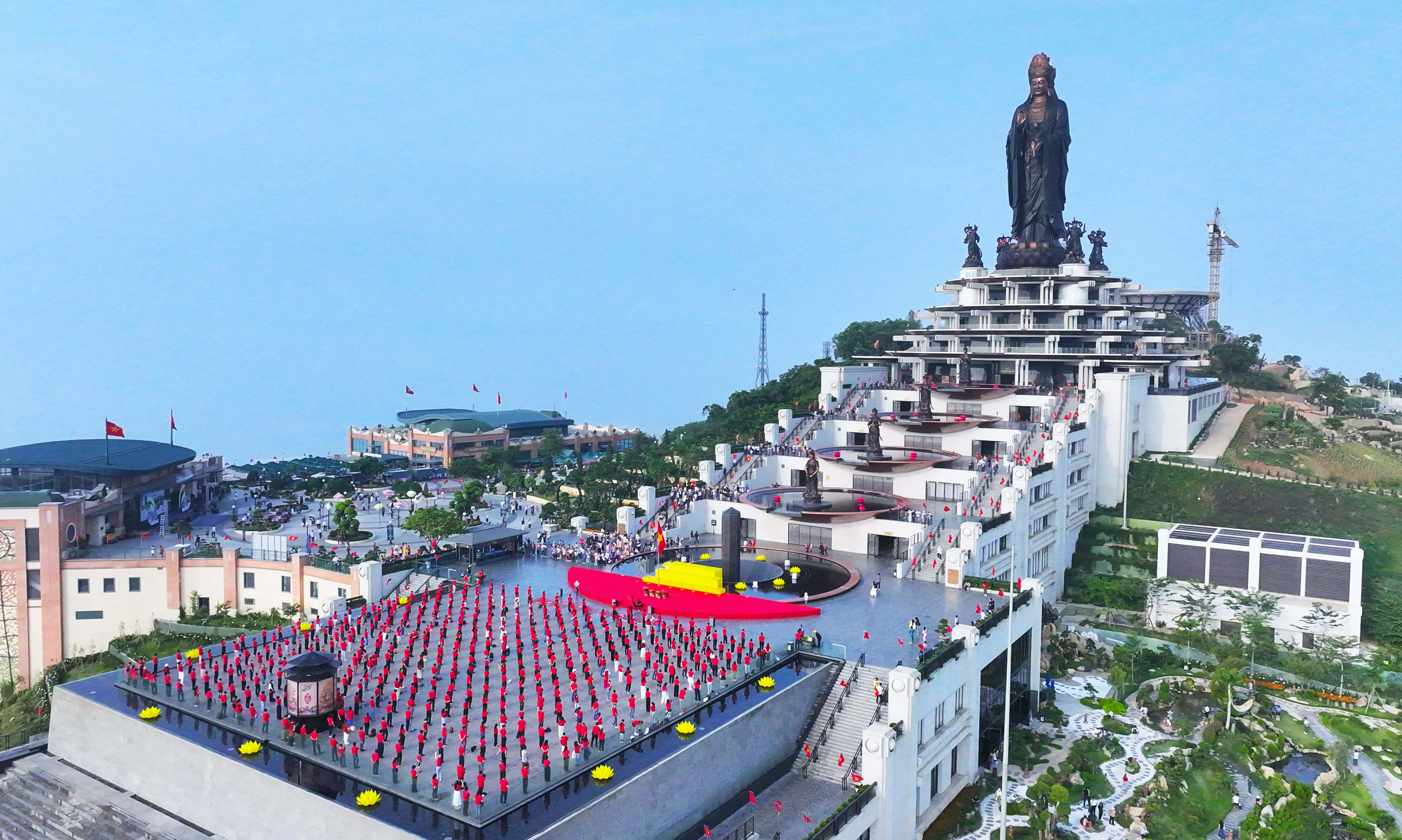 Hàng ngàn du khách dự lễ thượng cờ trên đỉnh Bà Đen dịp Giỗ Tổ