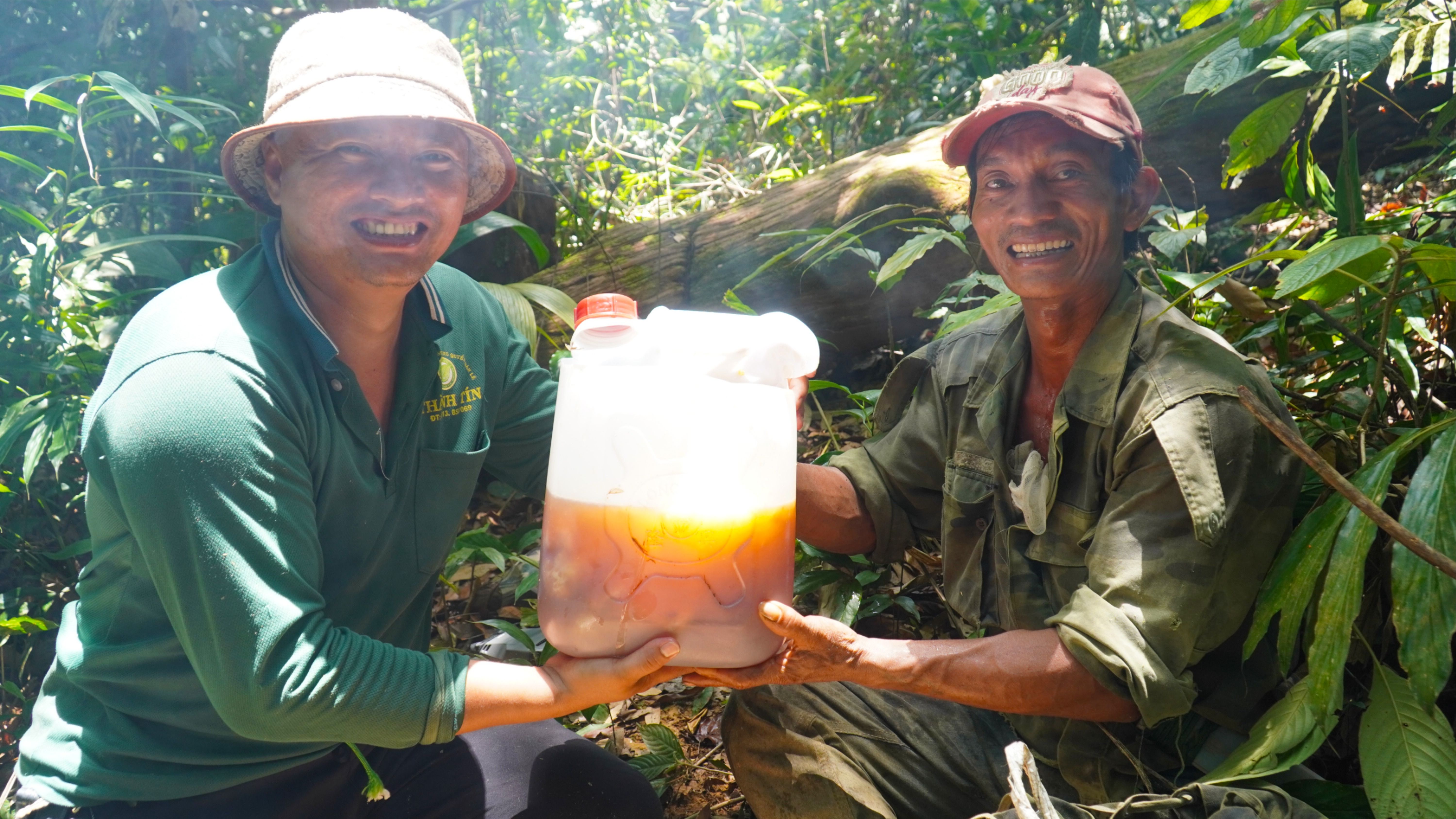 Cận cảnh 1 ngày bắt ong khoái 