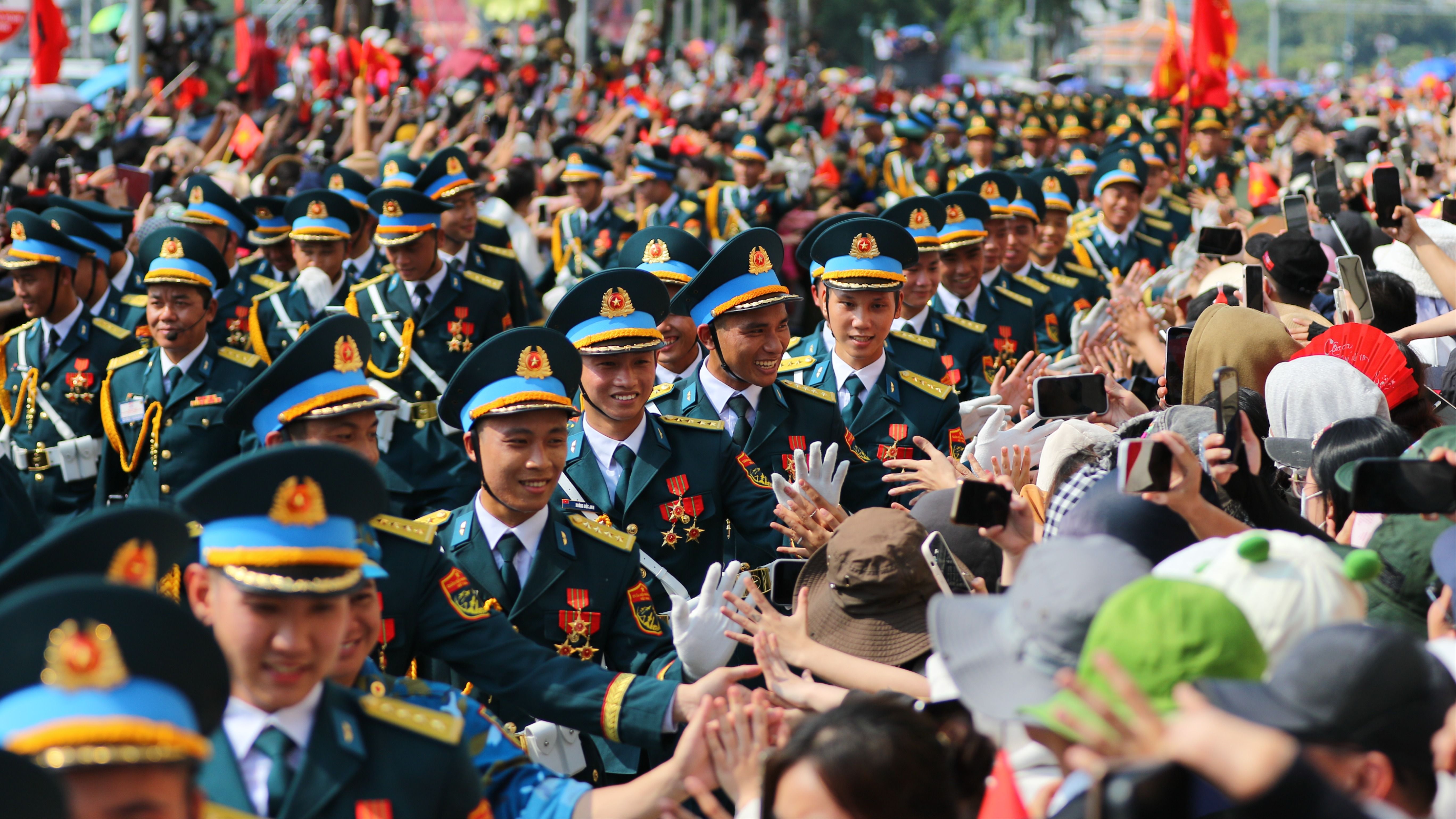 Chùm ảnh: Người dân vỡ òa trong niềm tự hào đón đoàn diễu binh kỷ niệm 30-4