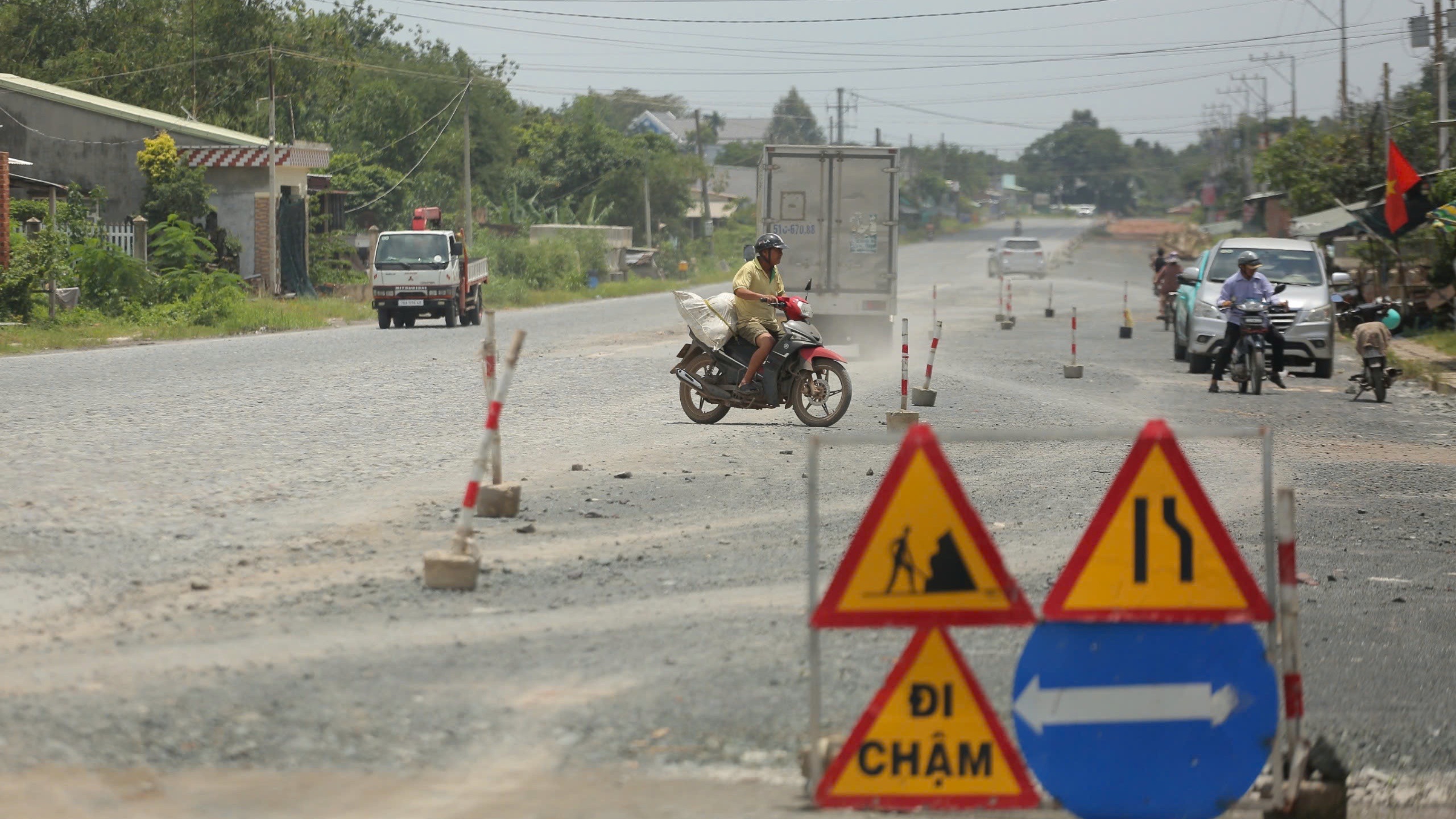 Cận cảnh đường tỉnh 789 ngàn tỉ đình trệ, người dân khổ vì bụi và ngập
