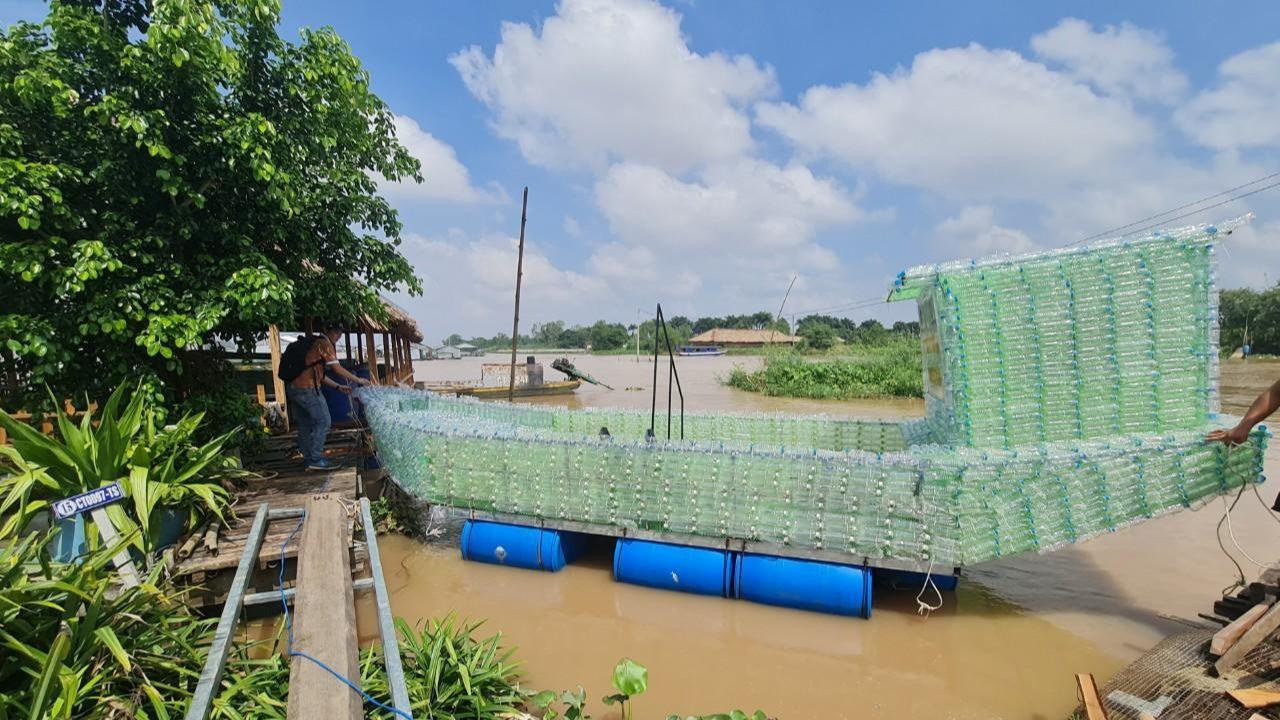 Lạ mắt với thuyền nhựa hút khách du lịch