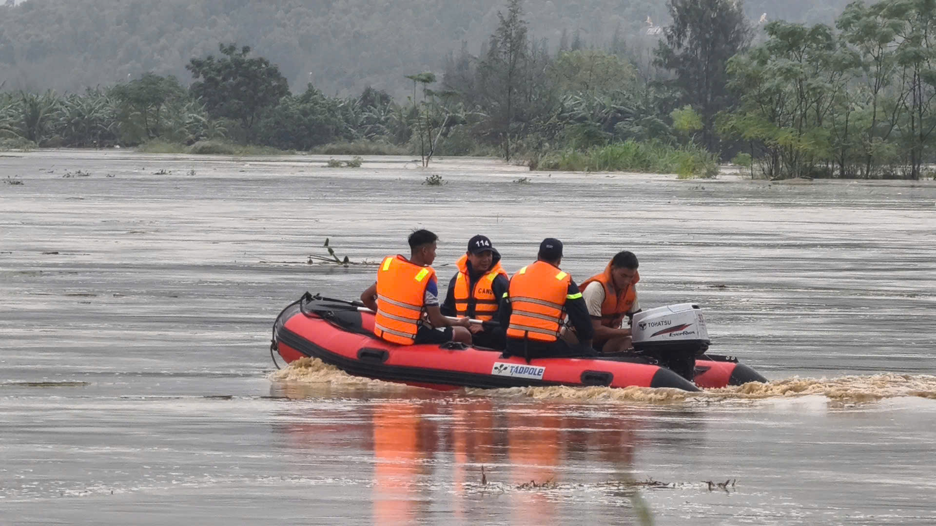 Đang đưa nhiều người kẹt giữa dòng Trà Khúc vào bờ