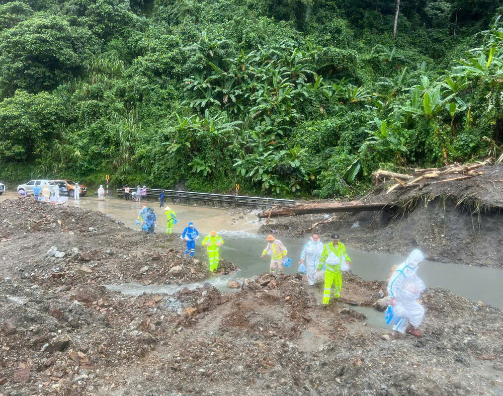 35 ô tô bị kẹt trên đèo Lò Xo: Gói mì ngon nhất từng ăn trong đời tài xế