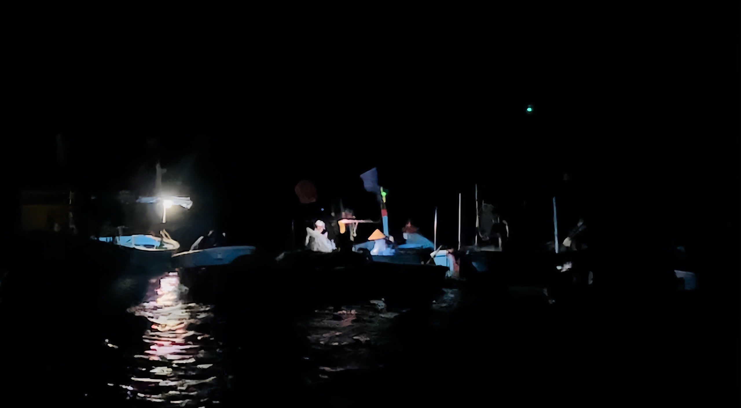 Quảng Ngãi: Làng biển Sơn Trà giữ nghề lưới thúng giữa thời biển khó