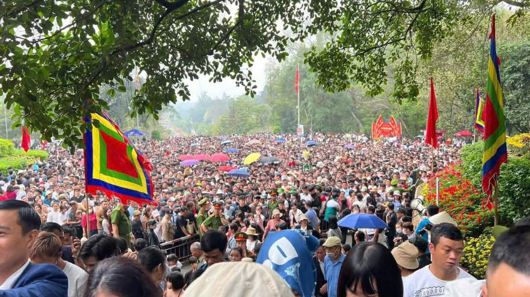 Biển người đổ về Đền Hùng trước ngày chính giỗ