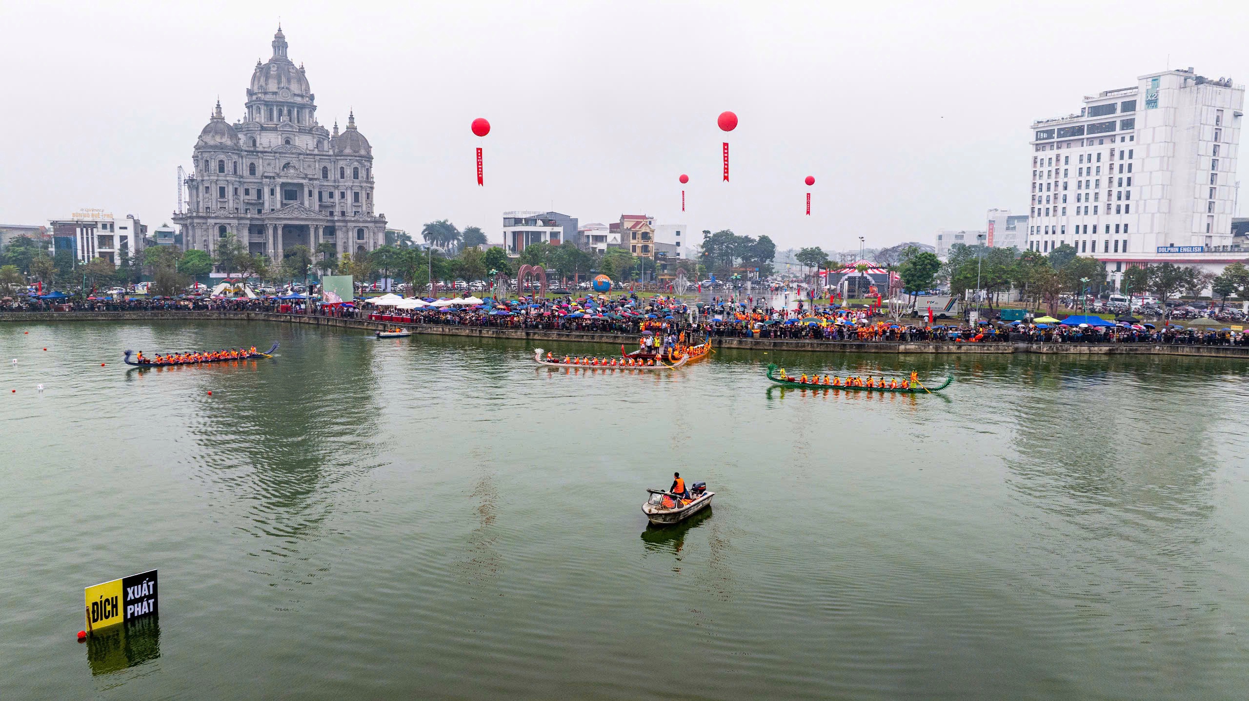 Dòng người xem bơi chải tại lễ hội Đền Hùng