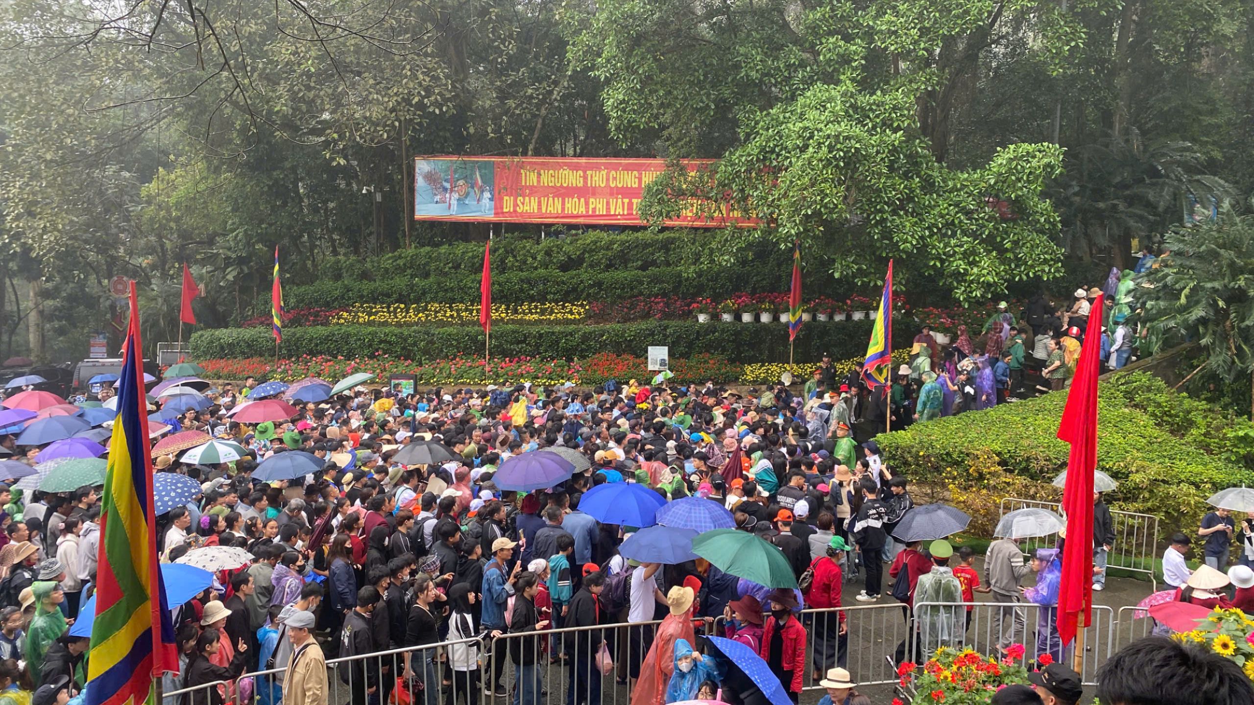 Biển người lên đền dâng hương các Vua Hùng ngày chính giỗ