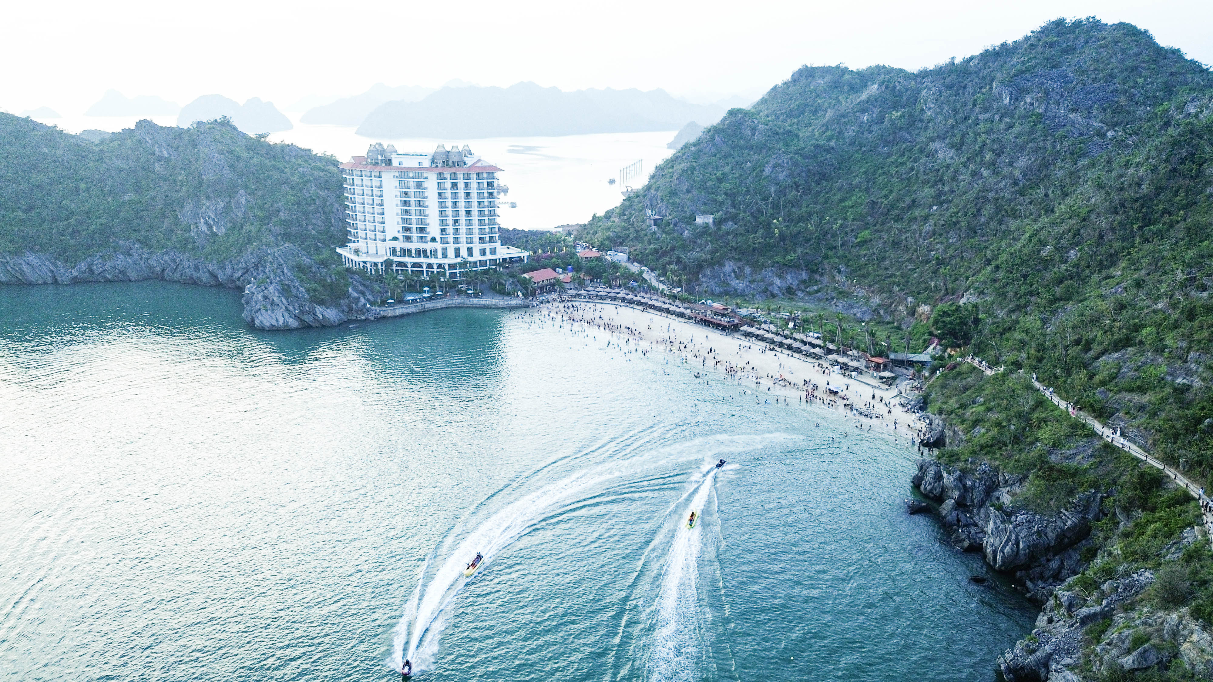 Đảo Cát Bà đông nườm nượp 2 ngày đầu nghỉ lễ, nhiều du khách không tìm được phòng