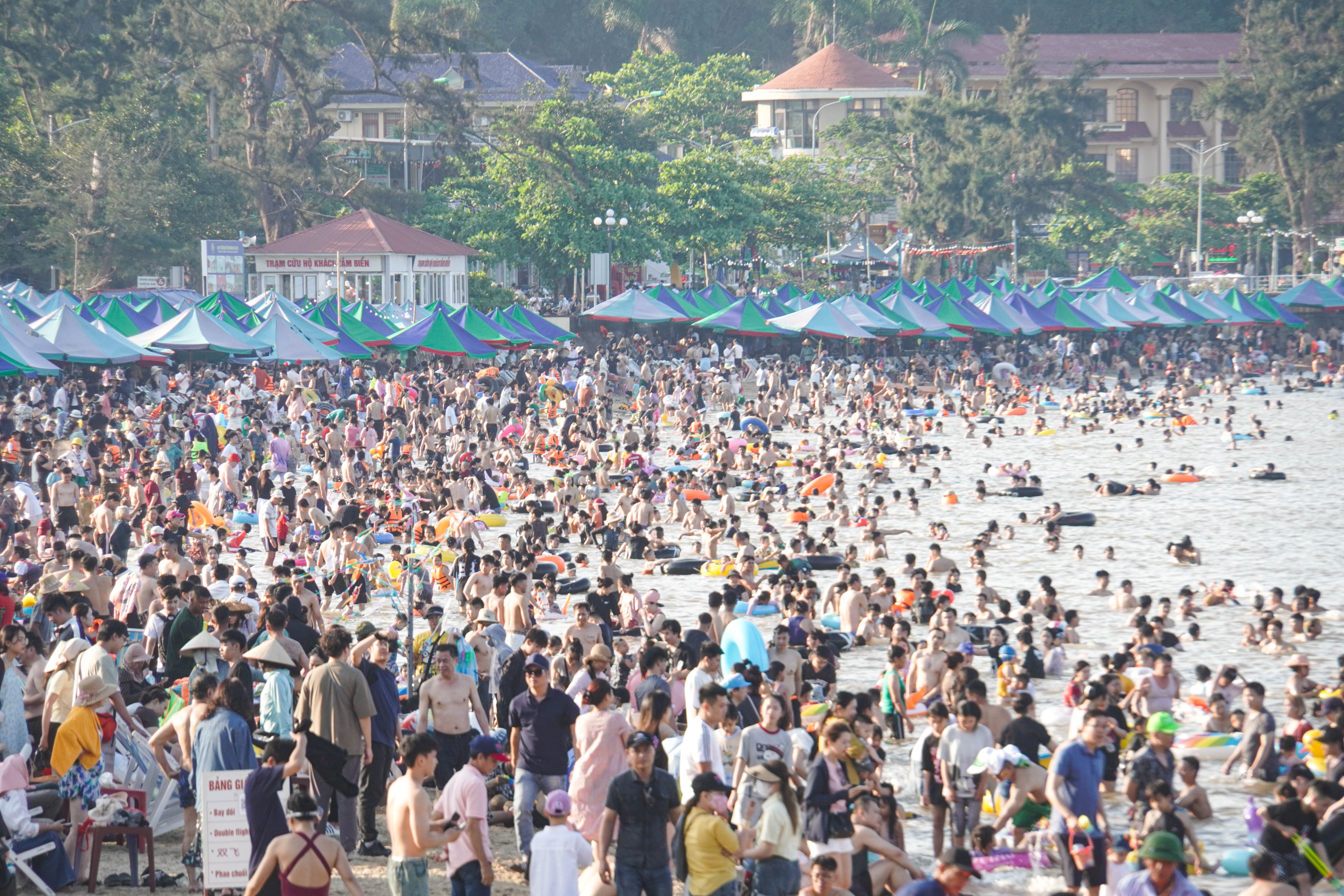 Hải Phòng: Biển Đồ Sơn đông nghẹt người, 3 ngày nghỉ lễ đón 36 vạn lượt khách