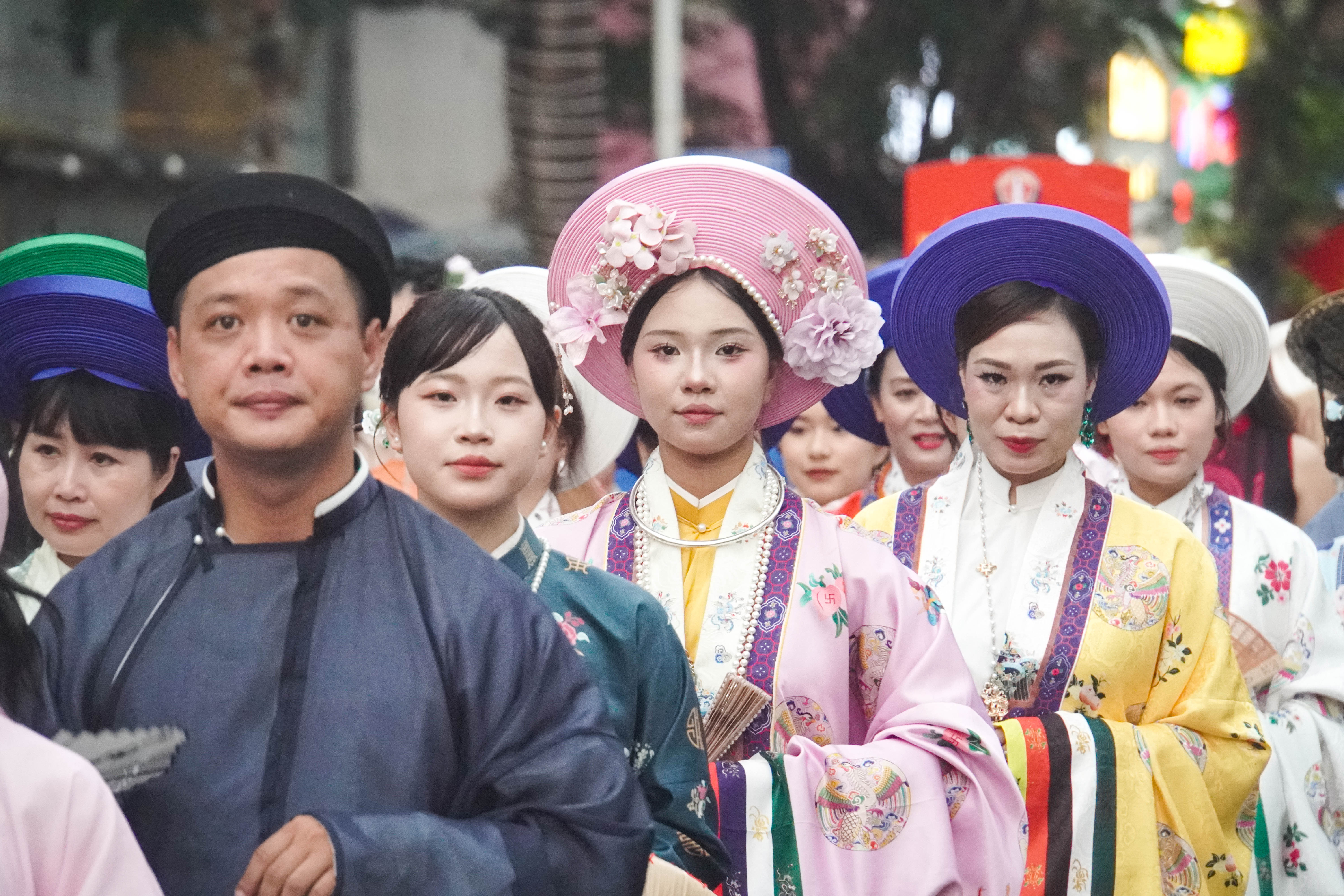 Người dân Hải Phòng và Hải Dương mặc áo dài, cổ phục diễu hành 'Hải Phòng rực rỡ 70 mùa hoa'