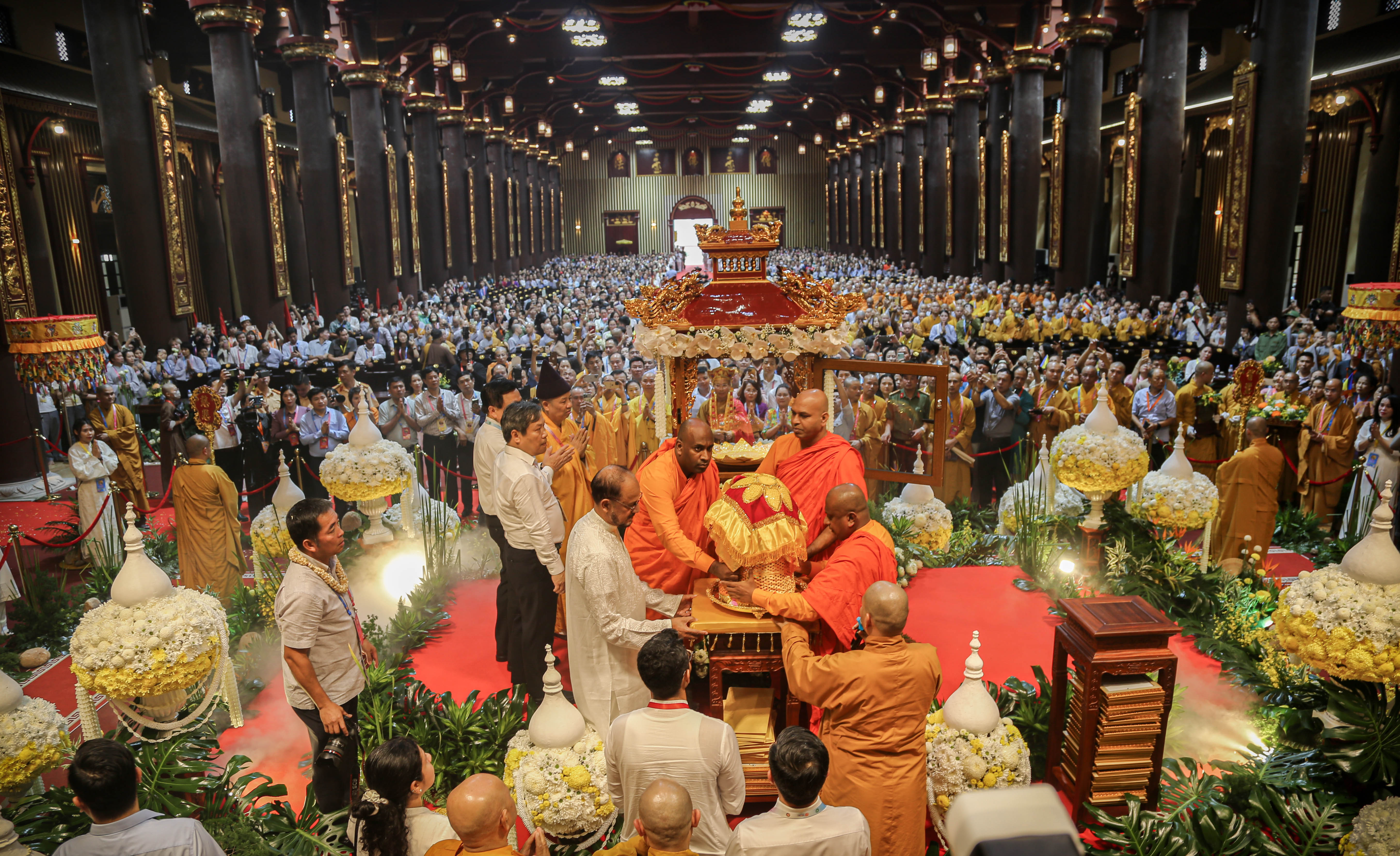 Hàng vạn người cung nghinh xá lợi Đức Phật về Yên Tử
