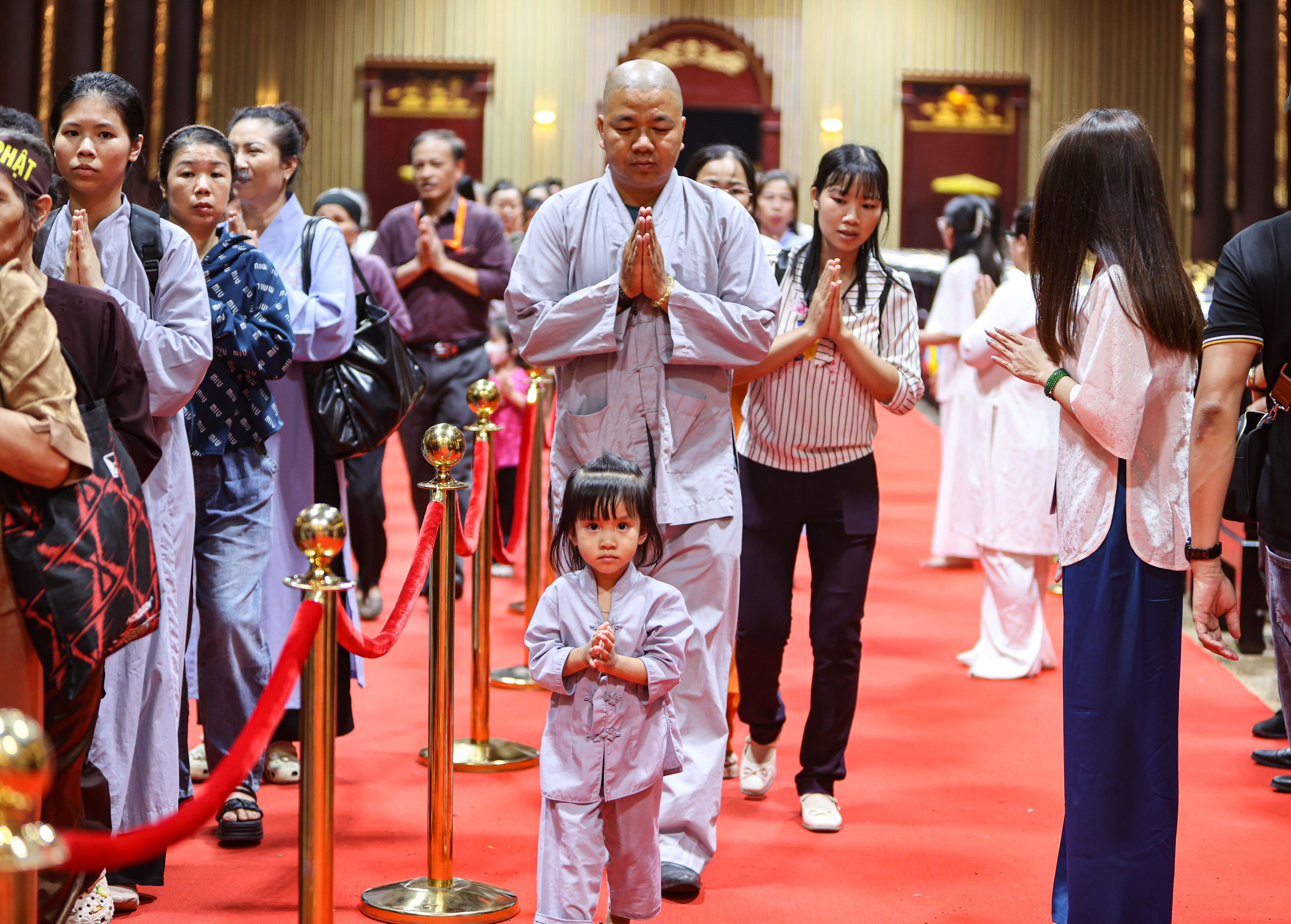 Quảng Ninh: Dòng người xếp hàng đến tối muộn chờ chiêm bái xá lợi Đức Phật