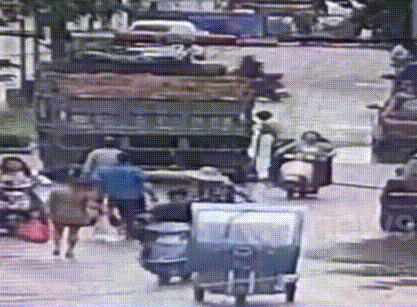 Video: Kinh hoàng hố tử thần nuốt chửng xe tải