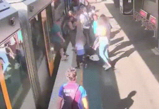 Video: Vuột tay mẹ, bé trai lọt xuống đường ray khi tàu đến