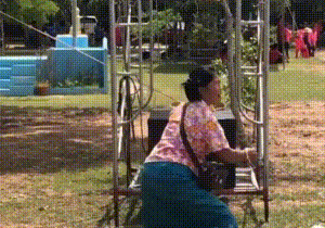 Hài hước cảnh bà cổ vũ nhiệt tình cho cháu trai ngoài sân bóng