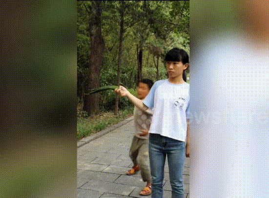 Bé 10 tuổi với kỹ năng phóng bài như phim