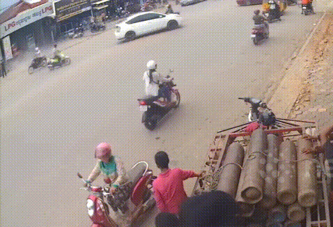 Cảnh tượng trạm xăng phát nổ, người đi đường chạy loạn