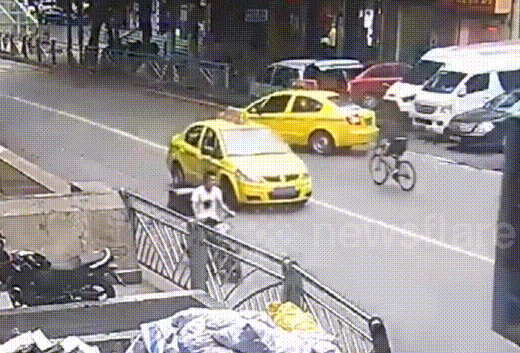 Người lái xe đạp chui tọt vào taxi sau va chạm