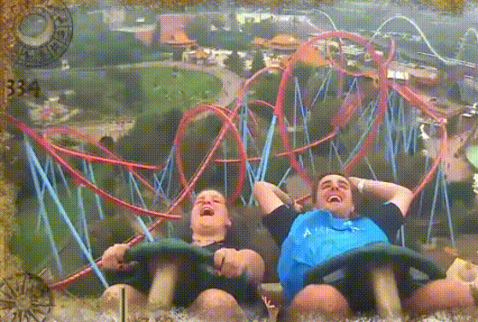 Một tay bắt trọn iPhone X khi đang chơi tàu lượn