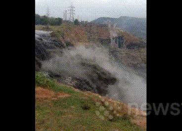 Video: Xuất hiện dòng sông than kỳ lạ ở Ấn Độ