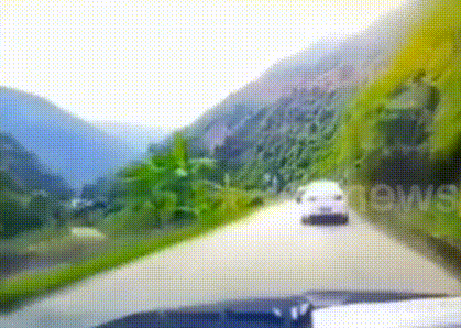 Video: Đá núi khổng lồ bất ngờ đè bẹp ô tô