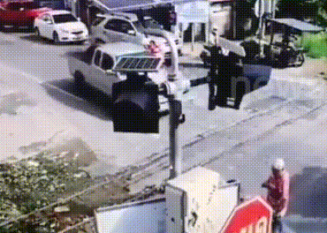 Video: Phớt lờ đèn báo, ô tô bị xe lửa đâm trúng