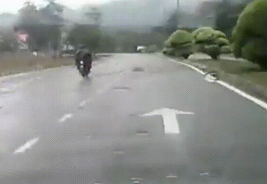 Suýt chết vì bị áo mưa quấn vào bánh xe