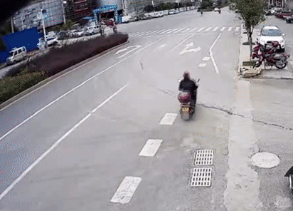 Video: Thoát chết trong gang tấc khi ô tô sượt qua người