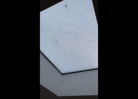 Hoảng hồn kính giếng trời bỗng dưng vỡ vụn