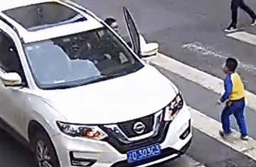 Bé trai dũng cảm bảo vệ mẹ sau khi cả hai bị xe tông