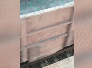 Cậu bé may mắn thoát chết khi tàu chạy ngang qua người