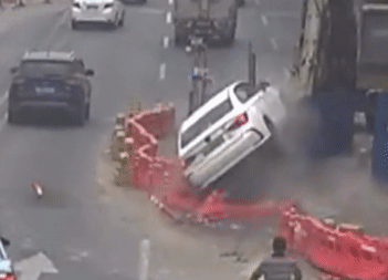 Ô tô đâm xuyên rào chắn, lao xuống hố công trình