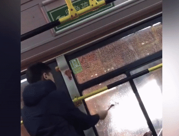 Đập vỡ cửa xe buýt vì chờ quá lâu không được xuống xe