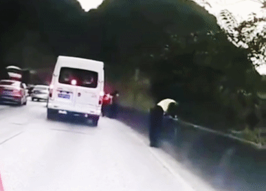 Cảnh sát may mắn thoát chết nhờ nhanh trí