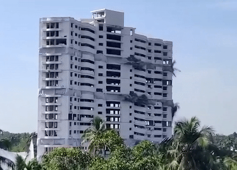 Chung cư cao cấp bị đánh sập vì vi phạm xây dựng