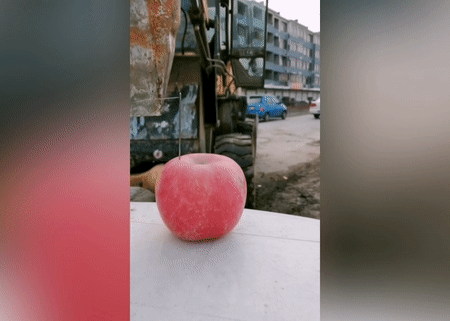 Thợ lái máy xúc trổ tài xỏ kim siêu đẳng