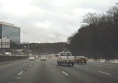 Cây gãy đè trúng ô tô đang đi trên đường