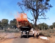 Vướng dây điện cao thế, xe kéo bốc cháy ngùn ngụt