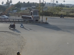 Tài xế say xỉn lao vào dải phân cách