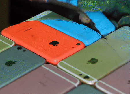 Cưa nát 107 cái iPhone để làm đàn guitar điện