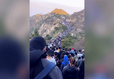 Dịch tạm lắng, người Trung Quốc kéo nhau lên núi ngắm mặt trời